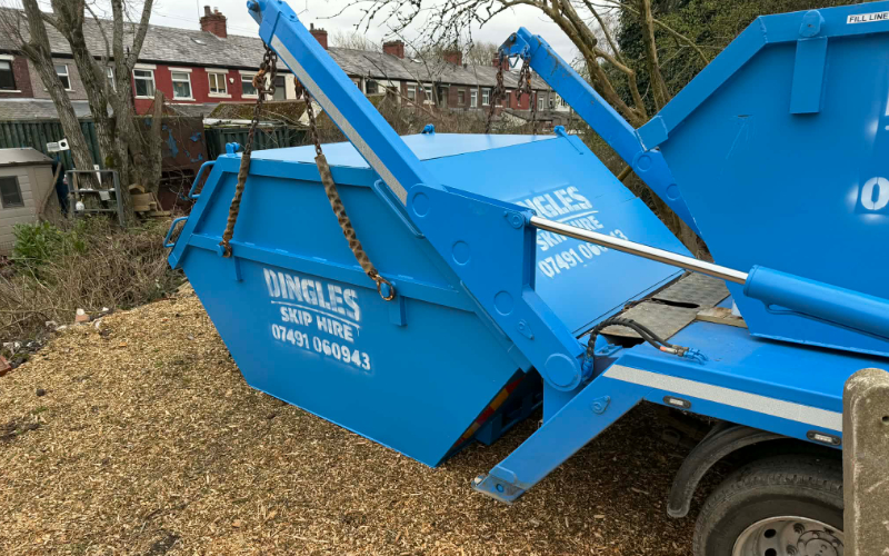 6-yard-enclosed-skip Skips Blackburn